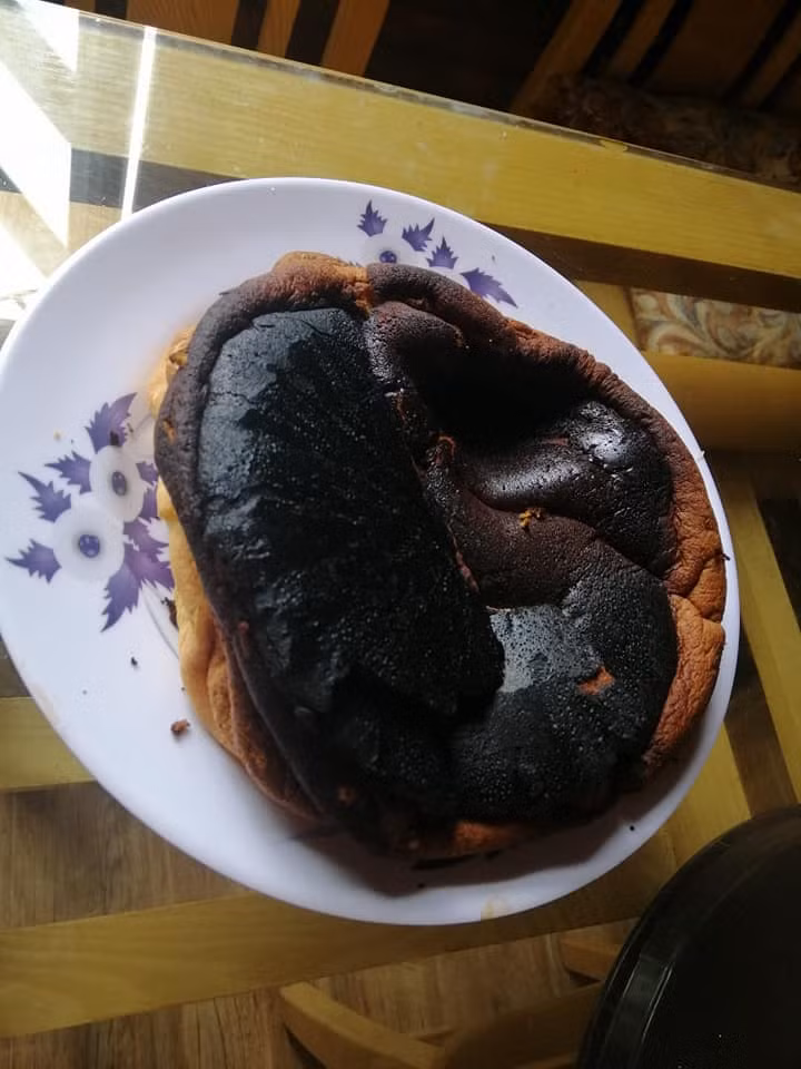 Mình là thợ may. Mình có thể may được cái mũ nồi bằng bánh bông lan nướng nồi cơm điện.