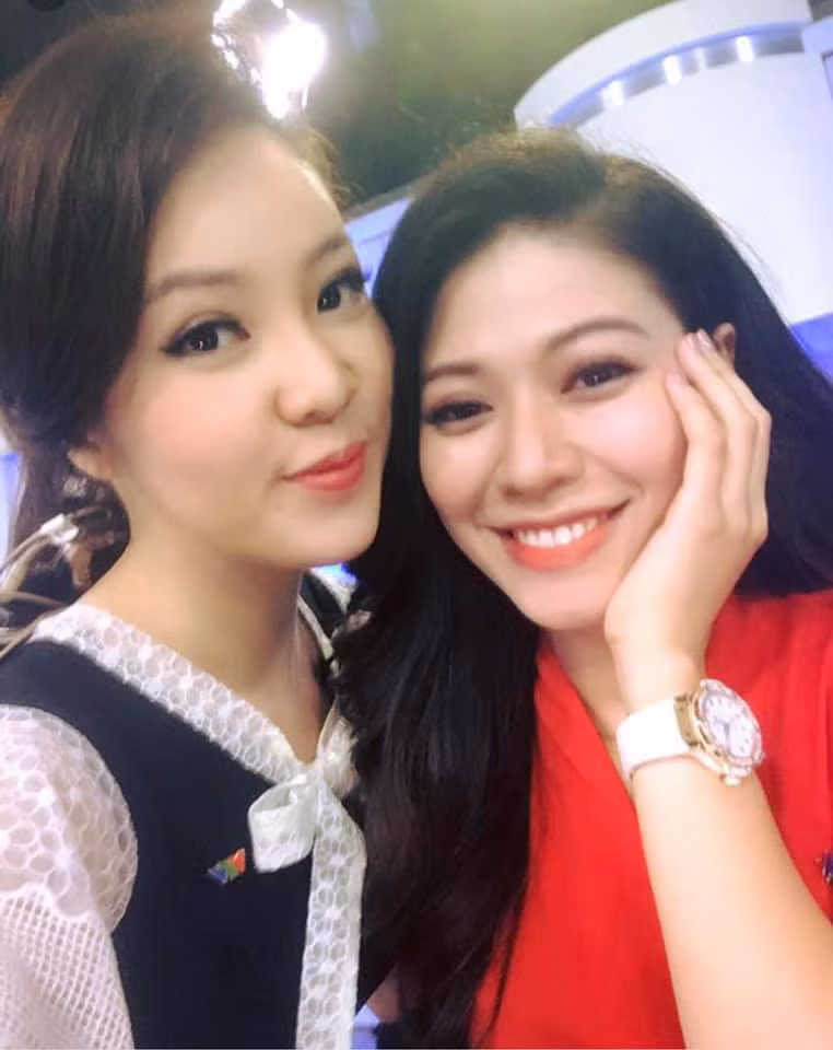 Đôi bạn thân nức tiếng khắp cả VTV vì ai cũng xinh đẹp, giàu có, thần thái át vía người đối diện - Ảnh 2.