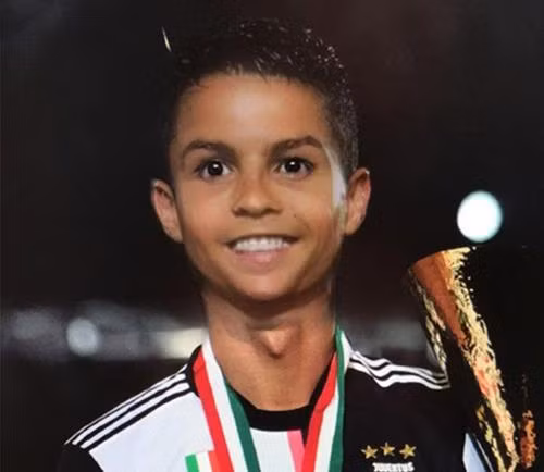 Messi, Ronaldo, Mbappe... hóa em bé cực đáng yêu