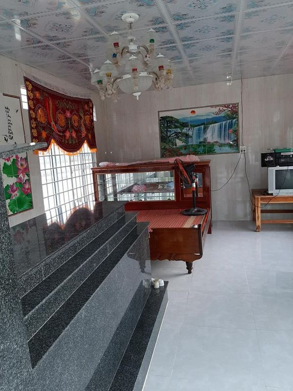 Phần mộ của mẹ anh Tâm nằm giữa nhà.