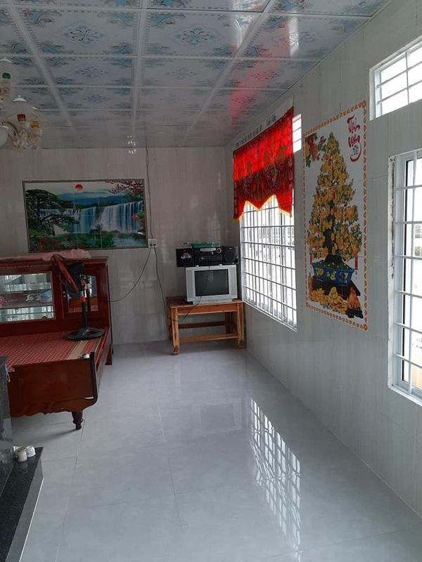 Trong nhà được trang bị ti vi, tranh ảnh, giường chiếu đầy đủ.