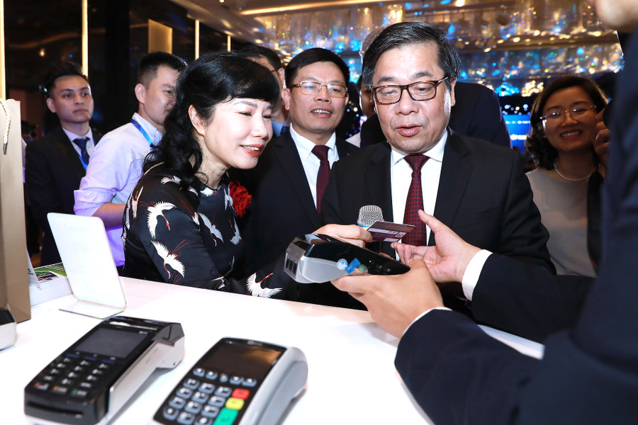 Lãnh đạo NHNN và đại diện các đơn vị trải nghiệm dịch vụ thanh toán hiện đại. Ảnh: VGP/Huy Thắng.