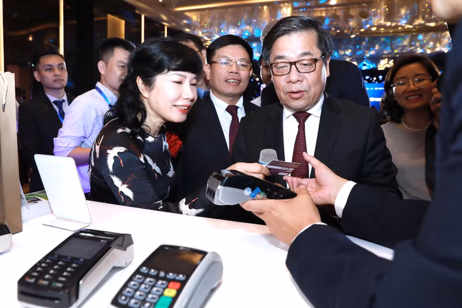 Lãnh đạo NHNN và đại diện các đơn vị trải nghiệm dịch vụ thanh toán hiện đại. Ảnh: VGP/Huy Thắng.