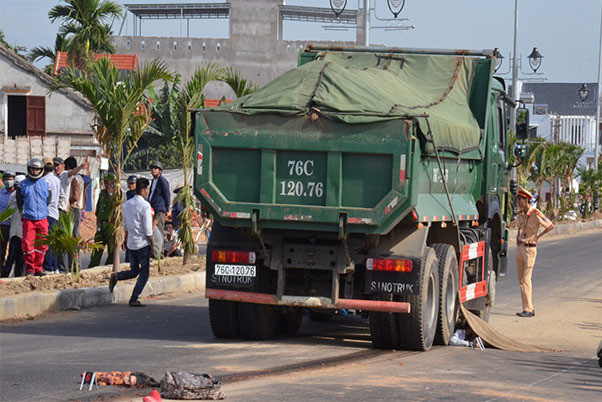Quảng Ngãi: Xe tải tông trực diện nữ sinh lớp 12 trên đường đi ôn thi ảnh 1 Xe tải tông trực diện nữ sinh lớp 12 trên đường đi ôn thi