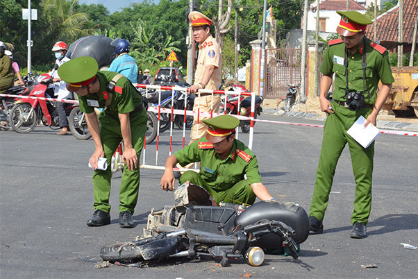 Quảng Ngãi: Xe tải tông trực diện nữ sinh lớp 12 trên đường đi ôn thi ảnh 2 Xe tải tông trực diện nữ sinh lớp 12 trên đường đi ôn thi