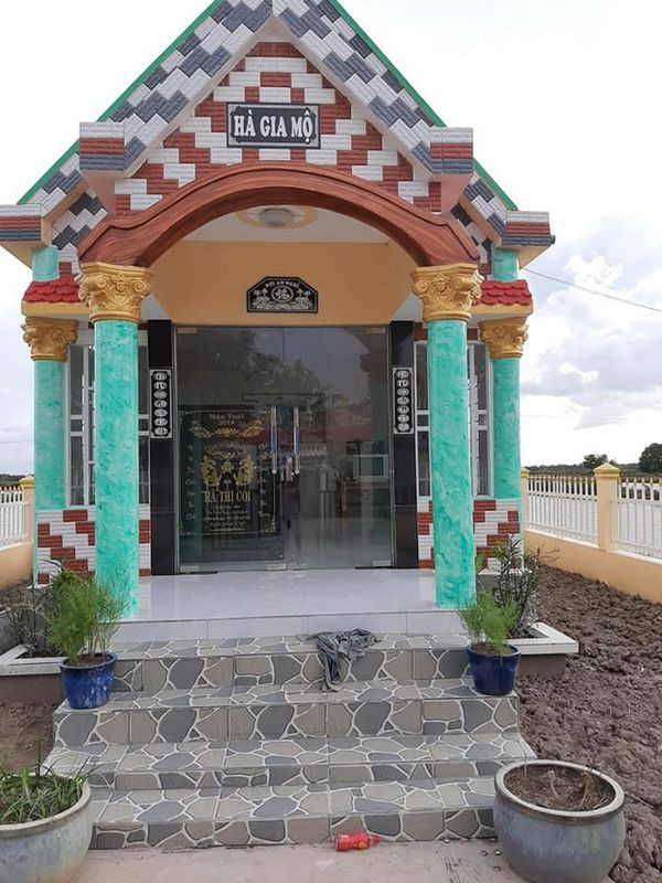Giữa nhà là phần mộ của mẹ anh Tâm.