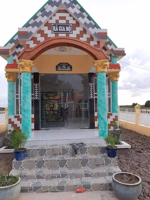 Giữa nhà là phần mộ của mẹ anh Tâm.