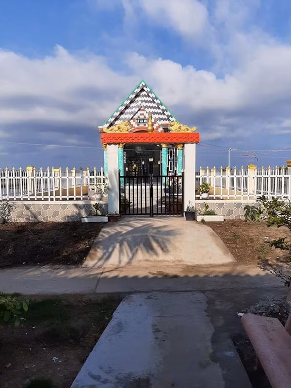 Phía sau hình ảnh ‘ngôi nhà mộ’ đầy đủ giường, tivi, cửa kiếng là câu chuyện buồn của người con ‘ăn chơi’ muốn chuộc lỗi với mẹ ảnh 0