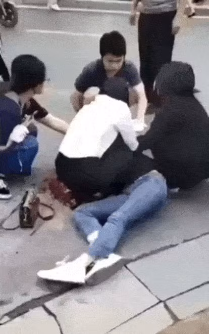 Nạn nhân nằm bất tỉnh trên vũng máu sau khi bị tấn công.