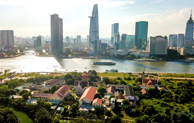 Quận 2 (bên này sông) có 3 phường bị giải tỏa trắng để xây Khu đô thị Thủ Thiêm. Ảnh: Như Quỳnh. Quận 2 (bên này sông) có 3 phường bị giải tỏa trắng để xây Khu đô thị Thủ Thiêm.Ảnh: Như Quỳnh.