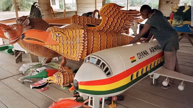 Những chiếc quan tài hình thù kỳ quái, giá hàng chục triệu đồng - 4