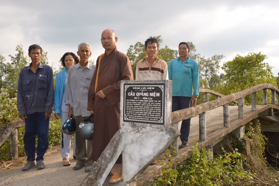 Đại đức Thích Định Hương với một số thành viên đội xây cầu