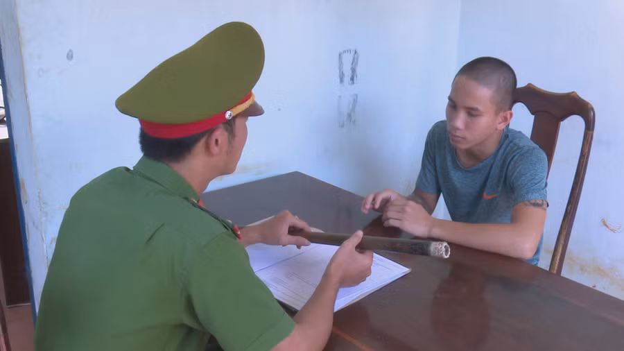 Tấn tại cơ quan điều tra.