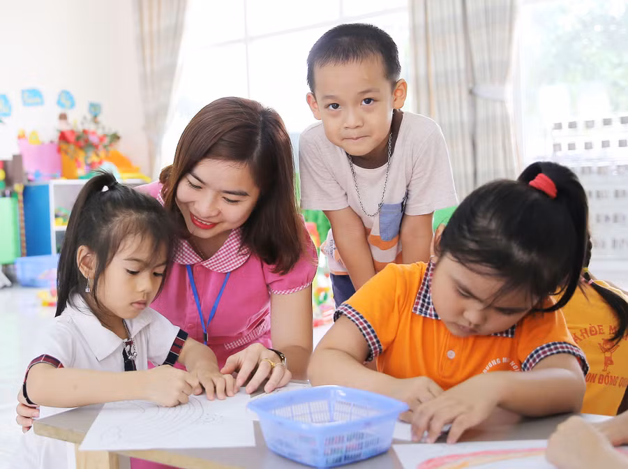 Cần có cơ chế phù hợp để khuyến khích các giáo viên trẻ thêm yêu nghề. Ảnh: Thế Đại