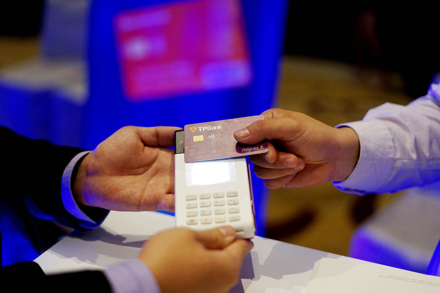 Hệ thống thẻ chip sẽ hỗ trợ rất nhiều cho nhu cầu tiêu dùng của khách hàng Hệ thống thẻ chip sẽ hỗ trợ rất nhiều cho nhu cầu tiêu dùng của khách hàng