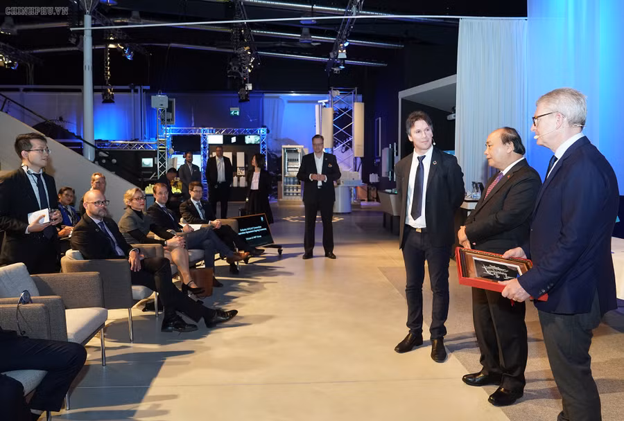 Thủ tướng Nguyễn Xuân Phúc phát biểu nhân dịp thăm Tập đoàn Ericsson. Ảnh: VGP/Quang Hiếu Thủ tướng Nguyễn Xuân Phúc phát biểu nhân dịp thăm Tập đoàn Ericsson. Ảnh: VGP/Quang Hiếu