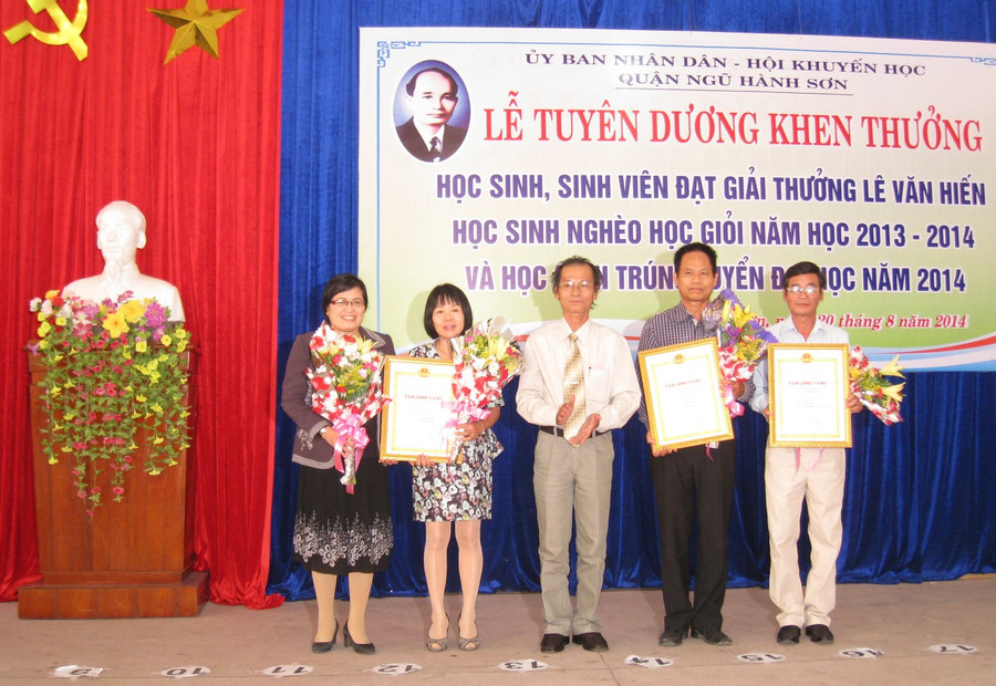 Lãnh đạo UBND quận Ngũ Hành Sơn trao chứng nhận Tấm lòng vàng cho các tổ chức, cá nhân đối với Giải thưởng Lê Văn Hiến.