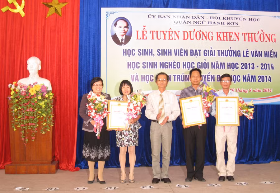 Lãnh đạo UBND quận Ngũ Hành Sơn trao chứng nhận Tấm lòng vàng cho các tổ chức, cá nhân đối với Giải thưởng Lê Văn Hiến.