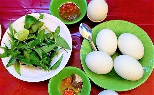 Những người mắc bệnh này "đại kỵ" với trứng vịt lộn 