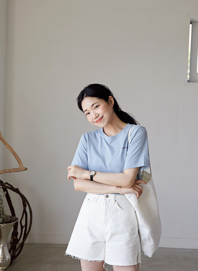 2 kiểu áo phông đơn giản mặc lên dễ đẹp để các nàng luôn trẻ trung, năng động ảnh 2 2 kiểu áo phông đơn giản mặc lên dễ đẹp để các nàng luôn trẻ trung, năng động ảnh 2