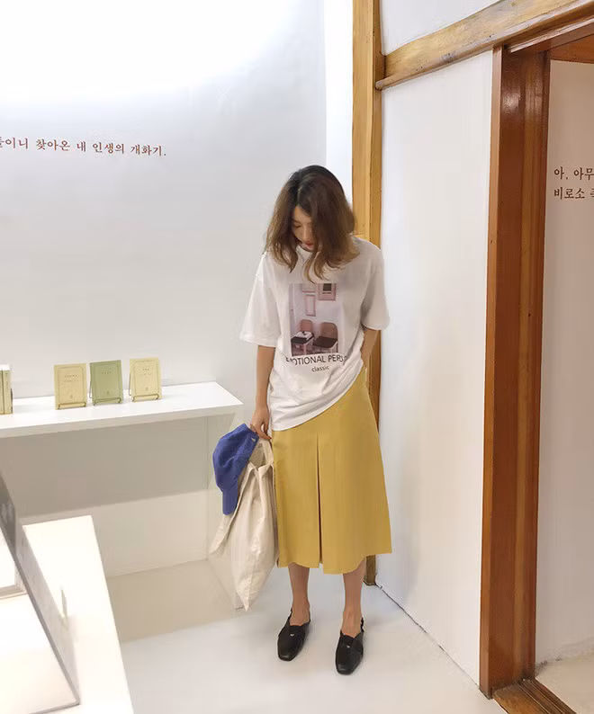 2 kiểu áo phông đơn giản mặc lên dễ đẹp để các nàng luôn trẻ trung, năng động ảnh 9 2 kiểu áo phông đơn giản mặc lên dễ đẹp để các nàng luôn trẻ trung, năng động ảnh 9