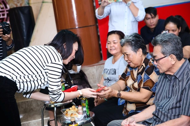 Mỹ Tâm thăm hỏi và tặng quà các nghệ sĩ lớn tuổi. Mỹ Tâm thăm hỏi và tặng quà các nghệ sĩ lớn tuổi.