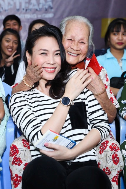 Mỹ Tâm ấm áp trong vòng tay các tiền bối Mỹ Tâm ấm áp trong vòng tay các tiền bối