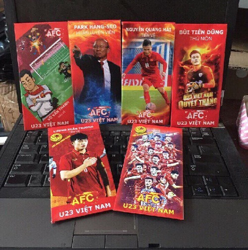 Hình ảnh các tuyển thủ U23 Việt Nam rực rỡ trên những phong bao may mắn U23 Việt Nam hẳn
