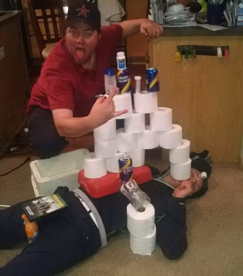 ... và trở thành điểm tựa cho đám bạn thân "tỏa sáng" rực rỡ. ... và trở thành điểm tựa cho đám bạn thân tỏa sáng rực rỡ.