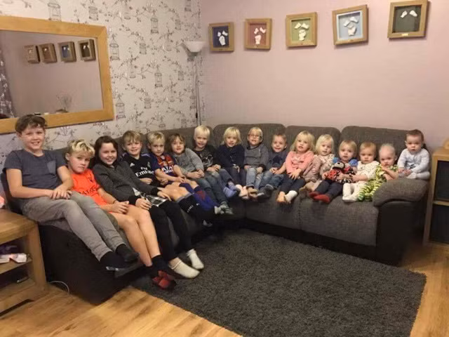 Dù không cùng dòng máu, các con của Chloe cũng gọi bạn trai cũ của Amy là cha