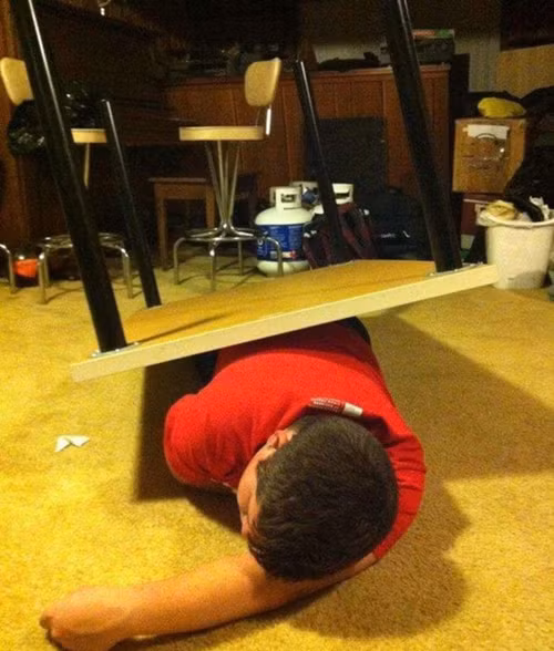 Giờ trời có sập chắc anh ta cũng chẳng biết được đâu. Giờ trời có sập chắc anh ta cũng chẳng biết được đâu.