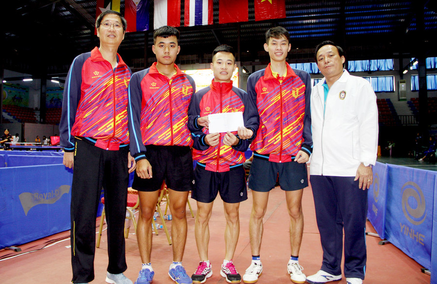 Tuy là gương mặt trẻ, nhưng các vận động viên bóng bàn đã xuất sắc giành được huy chương bạc nội dung đồng đội