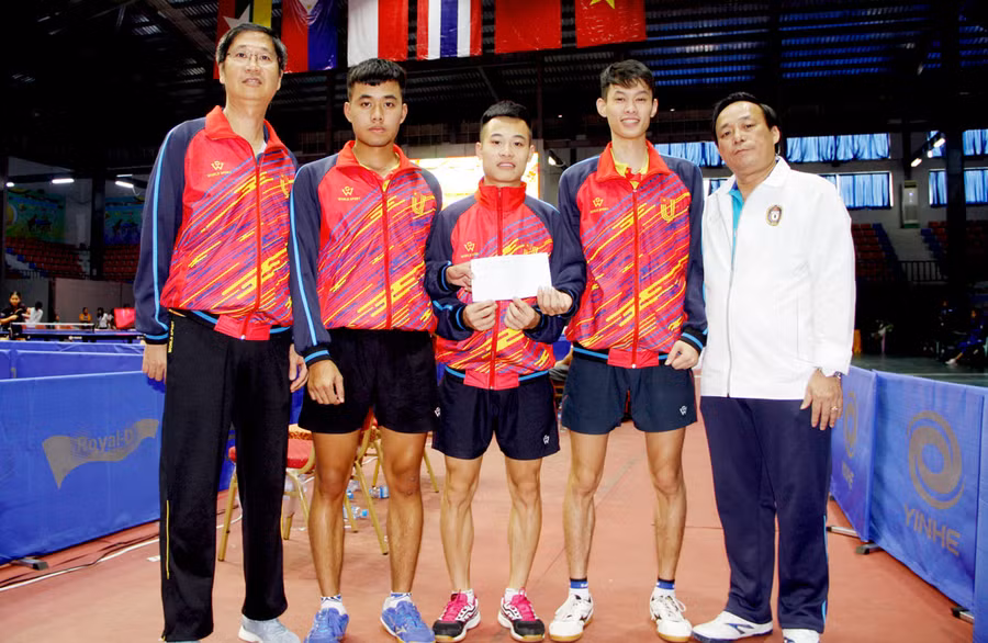 Tuy là gương mặt trẻ, nhưng các vận động viên bóng bàn đã xuất sắc giành được huy chương bạc nội dung đồng đội Tuy là gương mặt trẻ, nhưng các vận động viên bóng bàn đã xuất sắc giành được huy chương bạc nội dung đồng đội