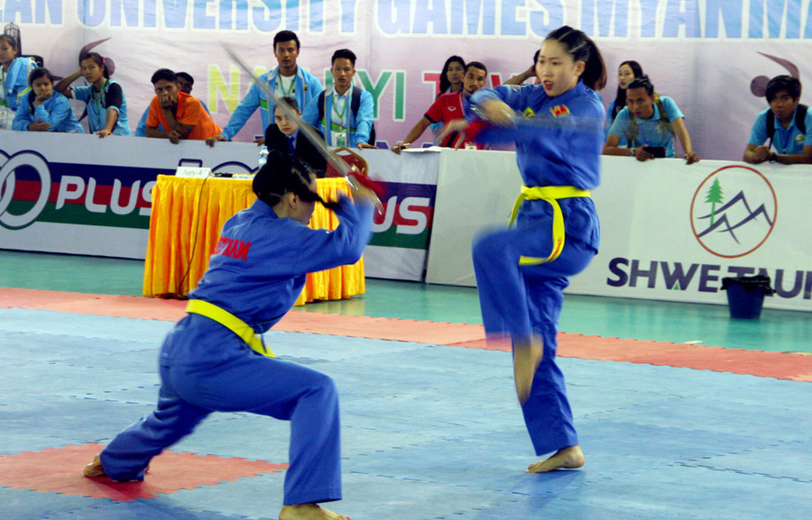 Nội dung thi quyền song luyện kiếm của Thị Tuyết Mai và Lâm Thị Lời