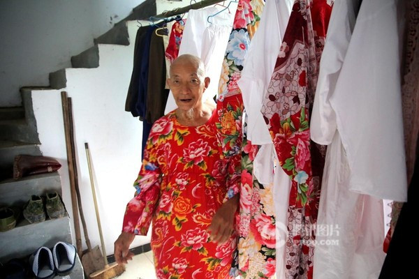 Cụ ông nghiện mặc váy