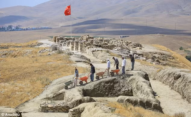 Phát hiện bất ngờ về những bình gốm 2.800 tuổi ảnh 2