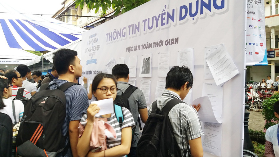Sinh viên tìm hiểu thông tin, vị trí tuyển dụng tại ngày hội