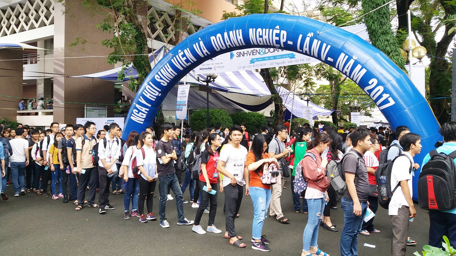 Sinh viên xếp hàng lấy vé tham dự sàn khởi nghiệp từ Ban tổ chức