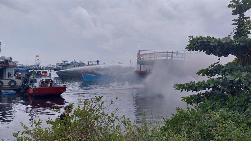 Lực lượng Cảnh sát PCCC - CNCH tập trung dập lửa trên con tàu