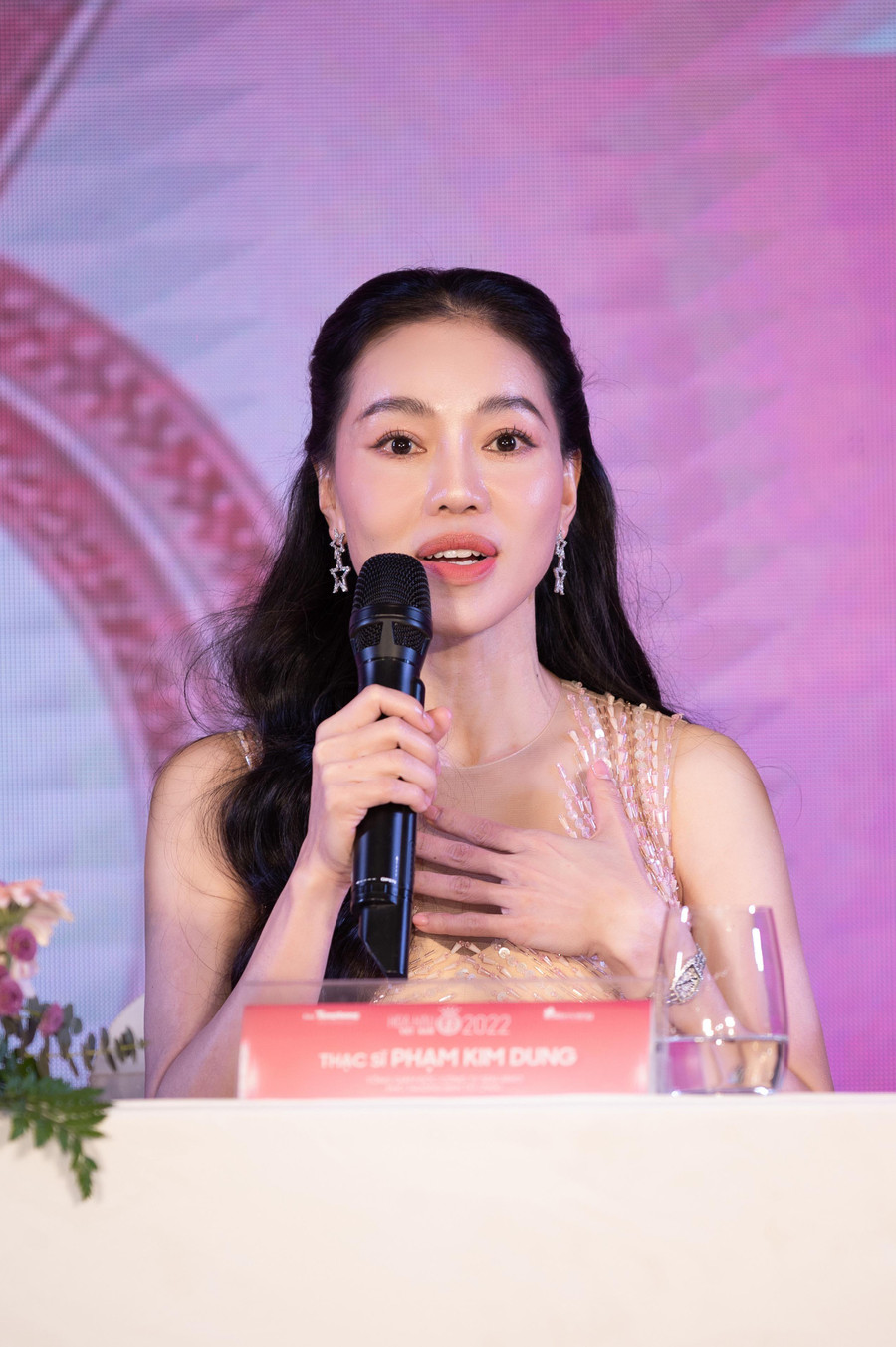 Bà Phạm Kim Dung: “Chúng tôi dời họp báo vì lịch thi của Đỗ Hà, không có lý do gì để gọi không ưu ái cho cô ấy”. Bà Phạm Kim Dung: “Chúng tôi dời họp báo vì lịch thi của Đỗ Hà, không có lý do gì để gọi không ưu ái cho cô ấy”.