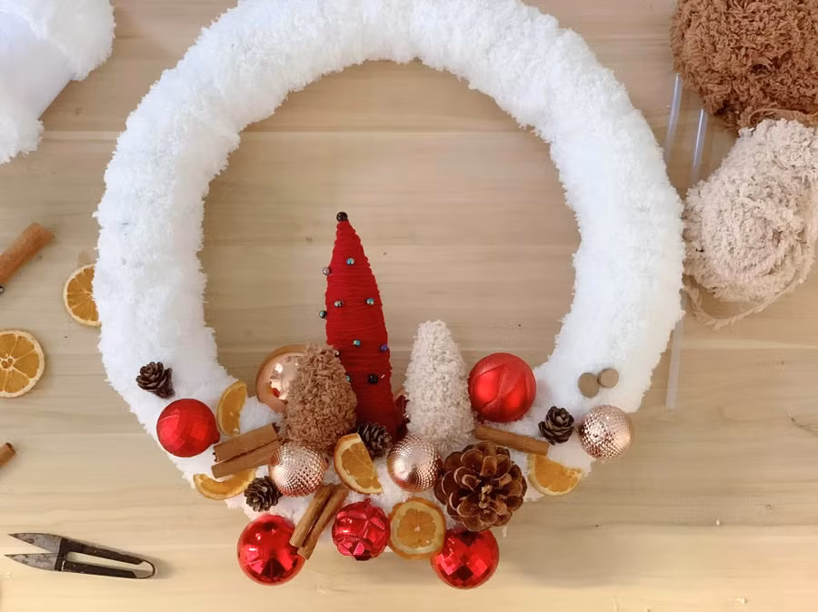 Bước 4: Trước khi cố định các nguyên liệu bạn nên sắp xếp các kiểu xem ưng ý cái nào nhất, rồi chụp ảnh lại.Đến khi ưng ý thật sự mới cố định nguyên liệu bằng keo súng. Bước 4: Trước khi cố định các nguyên liệu bạn nên sắp xếp các kiểu xem ưng ý cái nào nhất, rồi chụp ảnh lại.Đến khi ưng ý thật sự mới cố định nguyên liệu bằng keo súng.