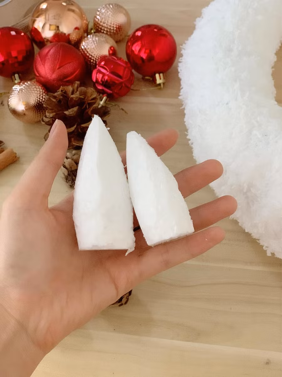 Bước 3: Cắt miếng xốp để tạo hình chóp có độ cao thấp khác nhau, sau đó quấn các loại len màu để tạo thành những cây thông len đáng yêu như thế này. Bước 3: Cắt miếng xốp để tạo hình chóp có độ cao thấp khác nhau, sau đó quấn các loại len màu để tạo thành những cây thông len đáng yêu như thế này.