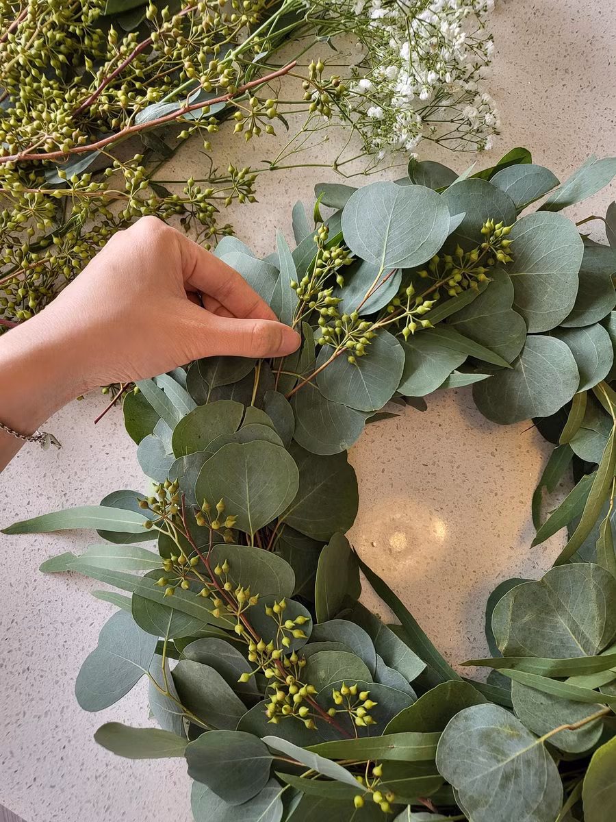 Tiếp tục đến quả tiêu. Vẫn chỉ dùng cách "cài" cành vào khung. Tiếp tục đến quả tiêu. Vẫn chỉ dùng cách "cài" cành vào khung.