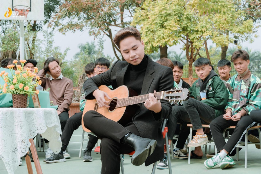 Trước khi kết thúc chương trình, MC Hoàng Minh “khoe” chất giọng ngọt ngào dành tặng các bạn học sinh Trước khi kết thúc chương trình, MC Hoàng Minh “khoe” chất giọng ngọt ngào dành tặng các bạn học sinh