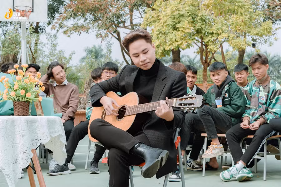 Trước khi kết thúc chương trình, MC Hoàng Minh “khoe” chất giọng ngọt ngào dành tặng các bạn học sinh