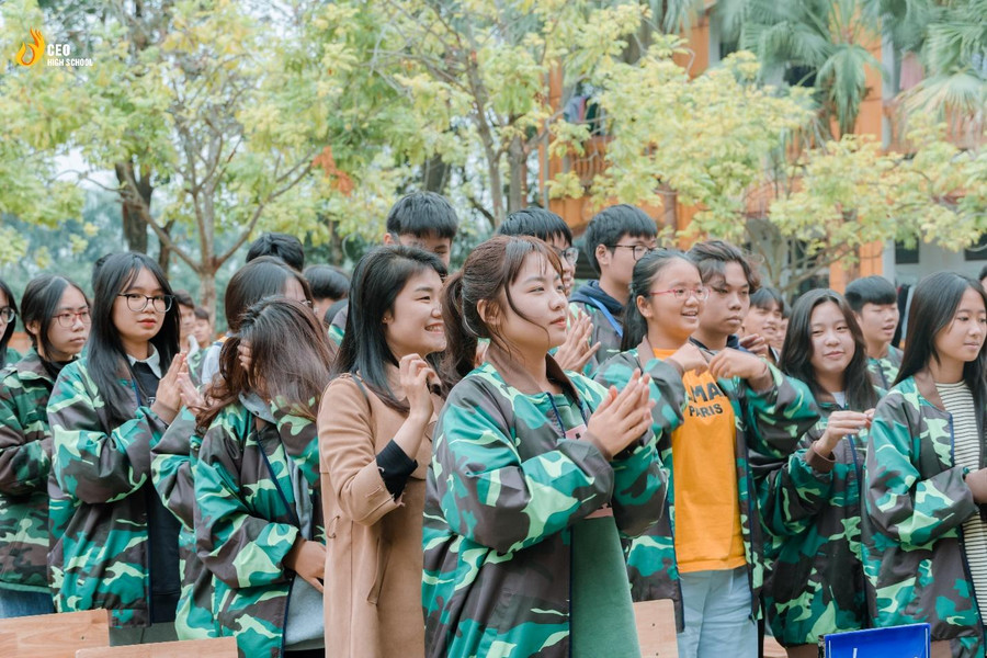 Các bạn học sinh thích thú giao lưu với 2 vị diễn giả. Các bạn học sinh thích thú giao lưu với 2 vị diễn giả.