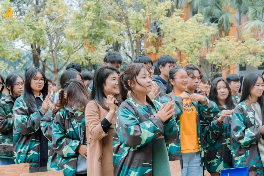 Các bạn học sinh thích thú giao lưu với 2 vị diễn giả.