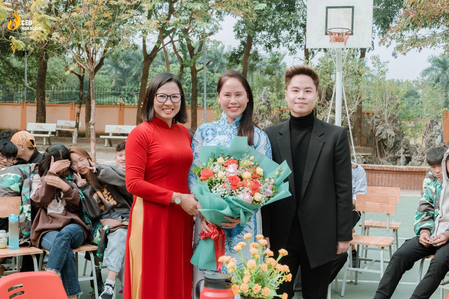 Đại diện nhà trường chụp ảnh với 2 diễn giả Đại diện nhà trường chụp ảnh với 2 diễn giả