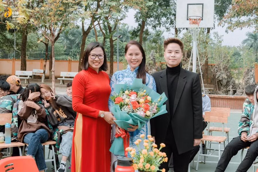 Đại diện nhà trường chụp ảnh với 2 diễn giả