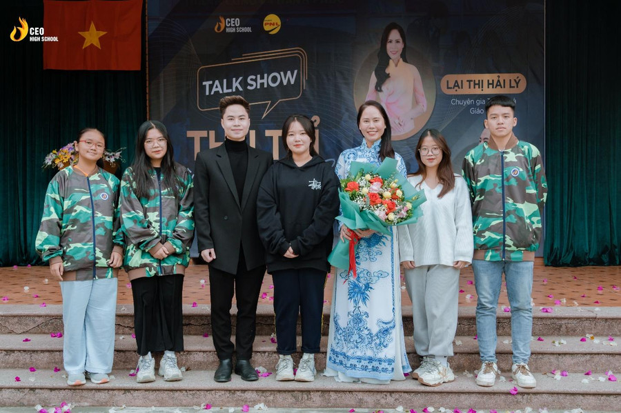 Hai diễn giả chụp ảnh kỷ niệm với các bạn học sinh Hai diễn giả chụp ảnh kỷ niệm với các bạn học sinh